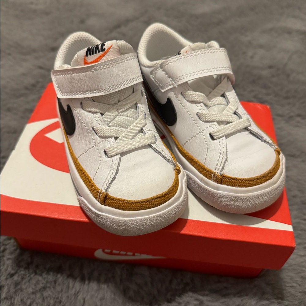 ⭐️SOLD-NIKE COURT LEGACY⭐️